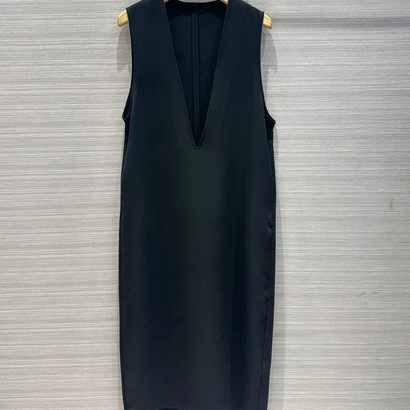 

2024 High Quality Deep V-neck Vest Dress with A Sense of Luxury French Elegance Atmospheric Simplicity Straight Leg Long Skirt