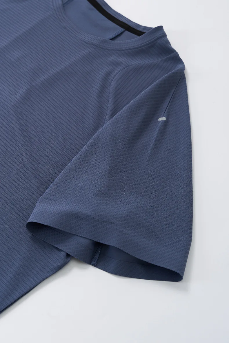 Techlation „Wind Ridge“ Serie: Schnelltrocknendes, nahtlos getaptes T-Shirt für Herren, reflektierendes Sport-Laufoberteil für Outdoor-Aktivitäten, Sommer-Gym-T-Shirt – Detail 13