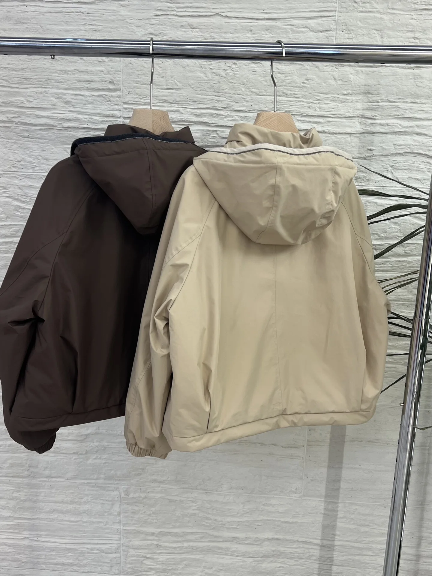 

New Autumn/Winter Hooded Down Jacket With Detachable Hood - Stylish, Versatile, Classic, And Luxurious.