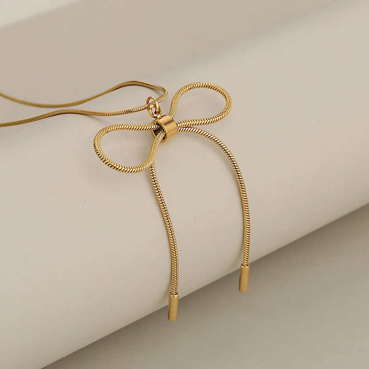 

Sweet & Exquisite Bow Light Luxury Advanced Sense Stainless Steel Snake Chain Pendant Necklace for Women, Elegant & Versatile