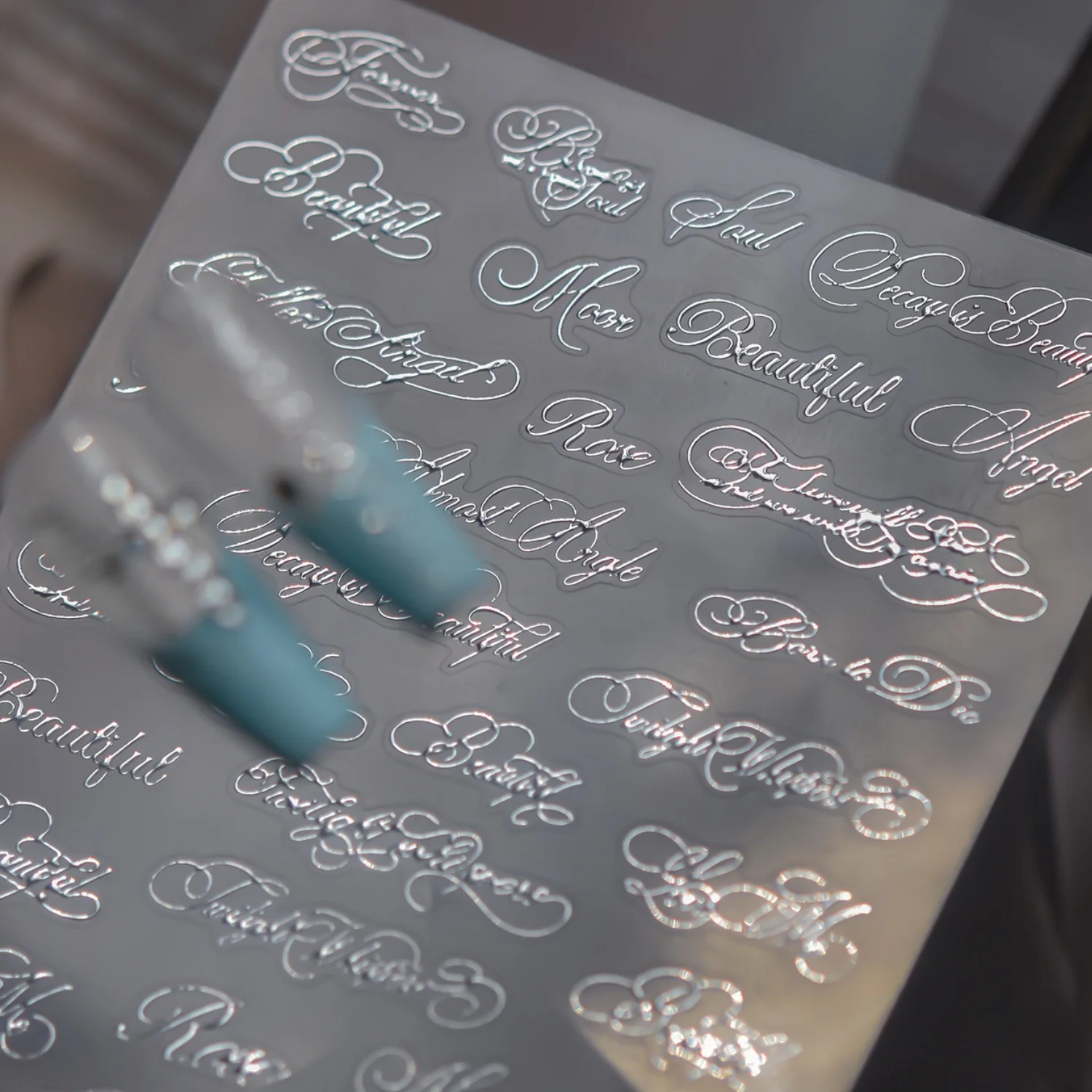 Silberfolie Schriftzug „Beautiful Rose Moon Forever“ 5D Nagelkunst-Aufkleber Coole Elegante Kalligrafie-Wörter Geprägte Nagelsticker Maniküre