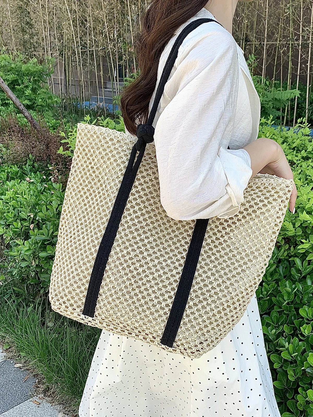 Large capacity hollow straw bag female 2024 new summer seaside holiday beach bag shoulder bag work tote bag