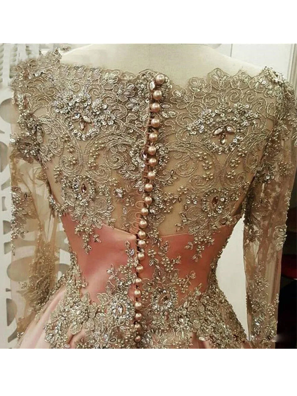 Elegante pizzo dorato applicato lungo ballo di fine anno O-Collo in rilievo di cristallo manica lunga da sera rosa cipria tulle abito da festa formale Robe De Soiré