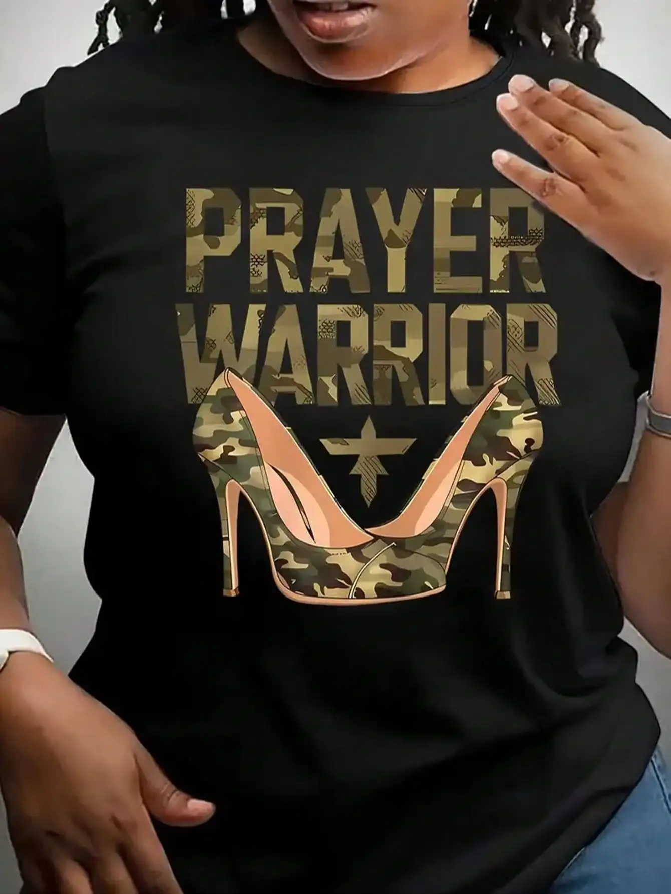 

Женская футболка с камуфляжным принтом и изображением туфель на высоком каблуке и креста - повседневная, с круглым вырезом и короткими рукавами