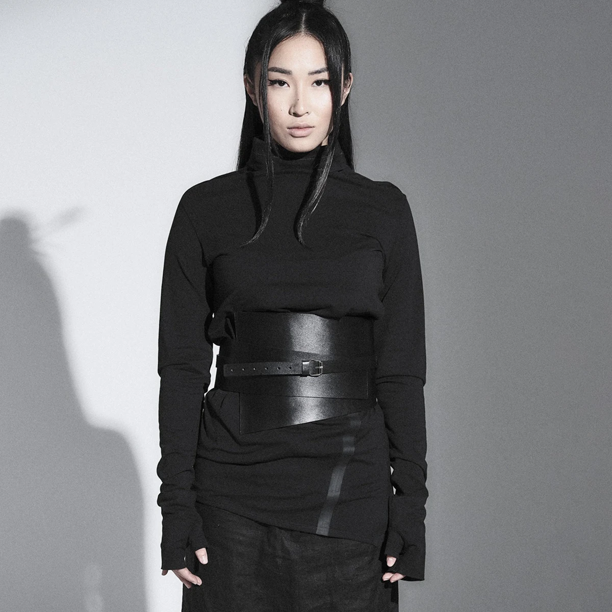 قميص نسائي واسع من جلد البولي يوريثان بخصر نحيف وحزام فستان مع إكسسوارات