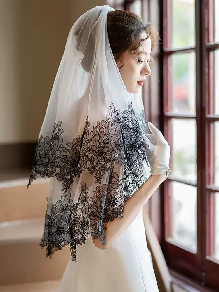 

Unique Black and White Bridal Veils Wedding Veils 2 Layers with Comb Top Quality Floral Black Applique