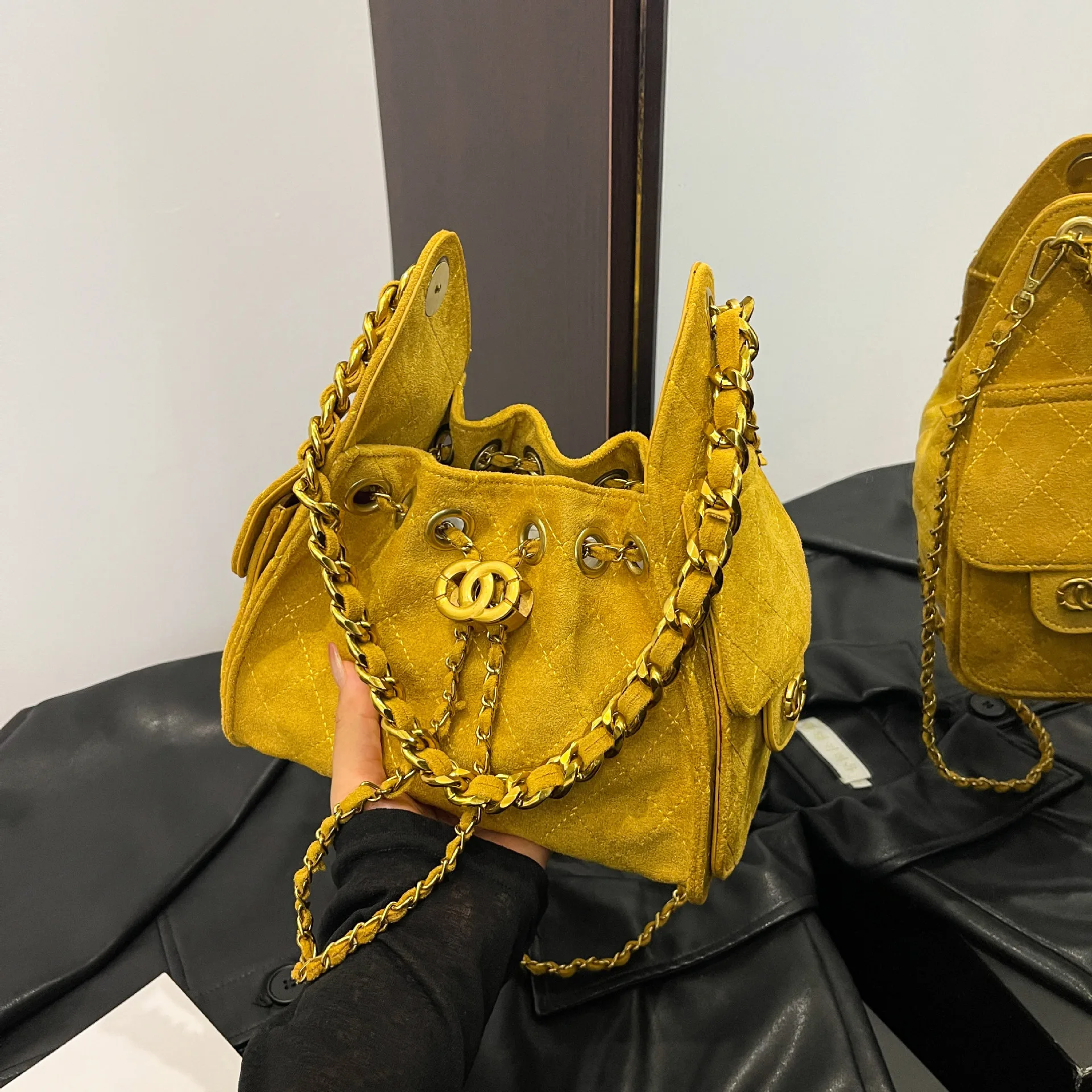 

2026 Women's Quilted Chain Bucket Bag Large Capacity Underarm Shoulder Bag Luxury Leather Tote for Work Commute