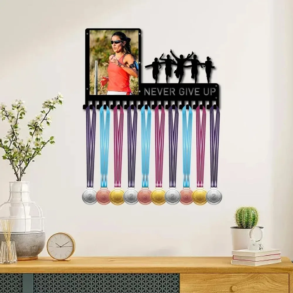 حامل ميداليات لا تتخلى أبدًا مع حامل ميداليات الجري مع إطار صور معدني رياضي معلق على الحائط لجوائز رياضية