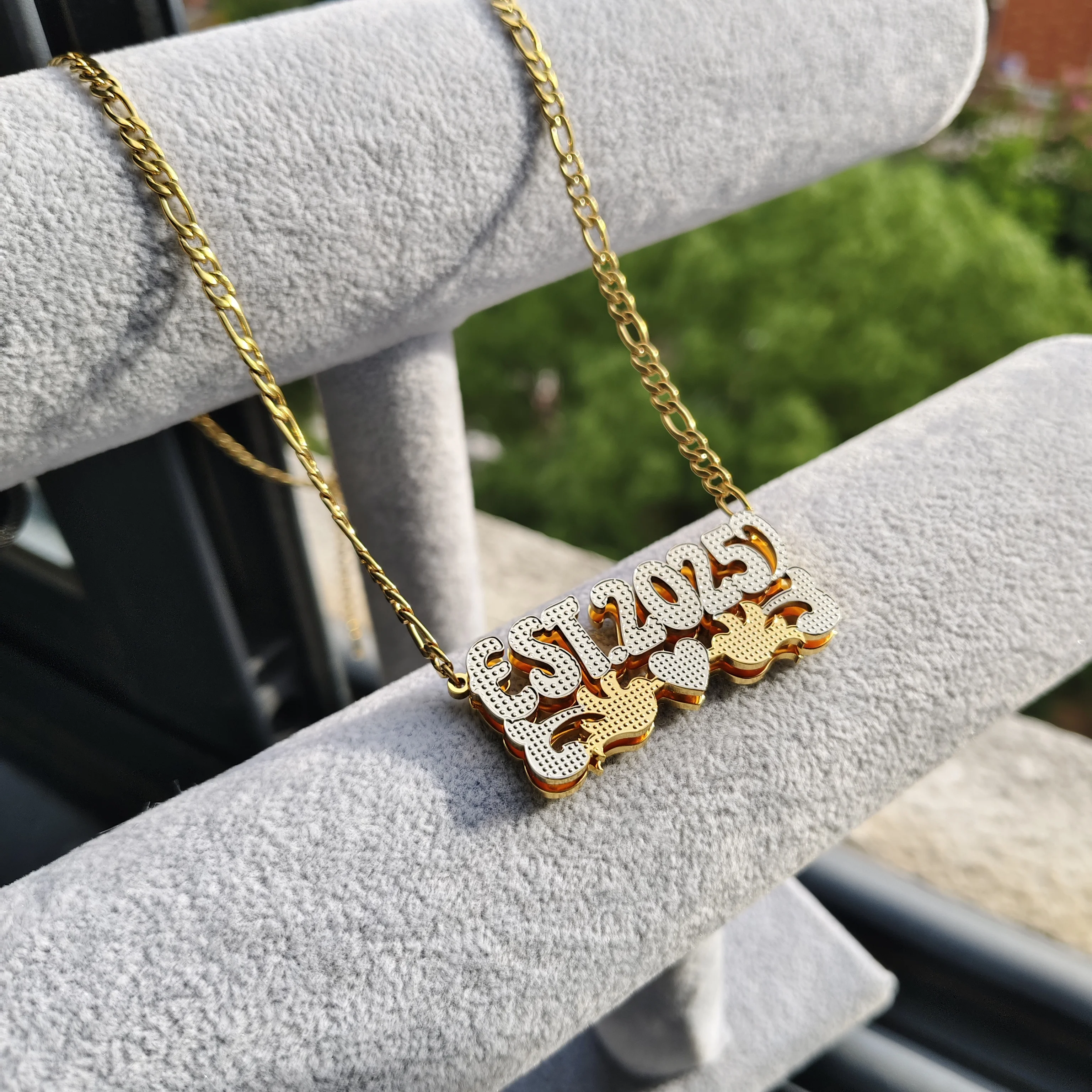 DHQH Nowy Personalizowany Wisiorek z Tabliczką Imienną Dwupoziomowy Personalizowany Wisiorek z Literą 3D Tabliczka Imiennica Prezent na Święta Bożego Narodzenia dla Niej/Niego