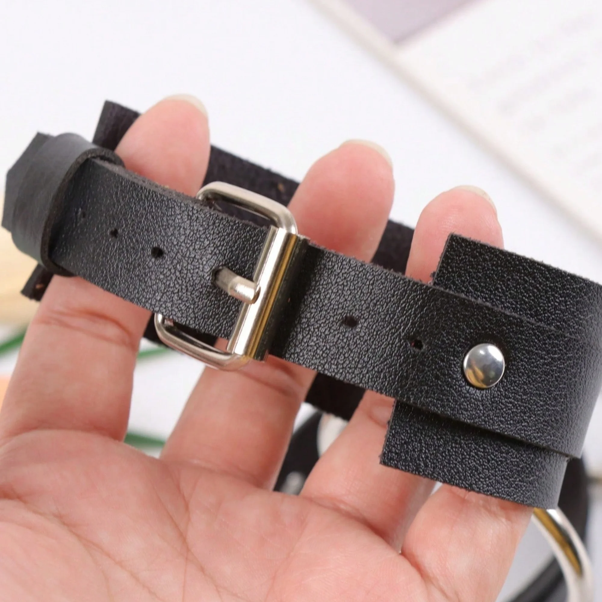 1 Paar stilvolle Knöchelriemen aus Metall mit Ringen | Fußkettchen aus PU-Leder | Dating-Accessoire – Detail 3