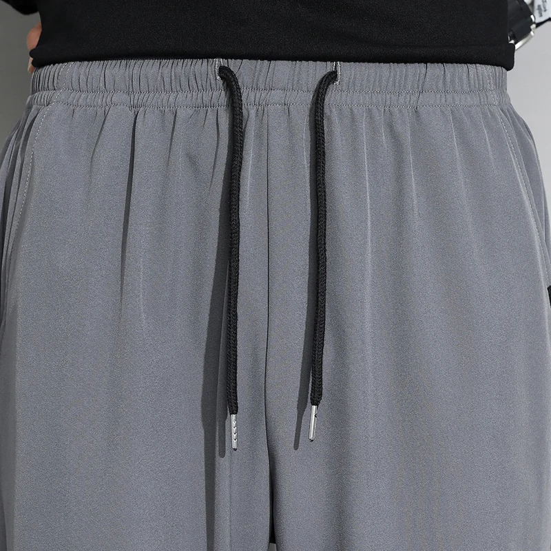 Pantaloni comodi da uomo alla moda con coulisse e elastico in vita, design in tinta unita, adatti per l'abbigliamento primaverile e autunnale