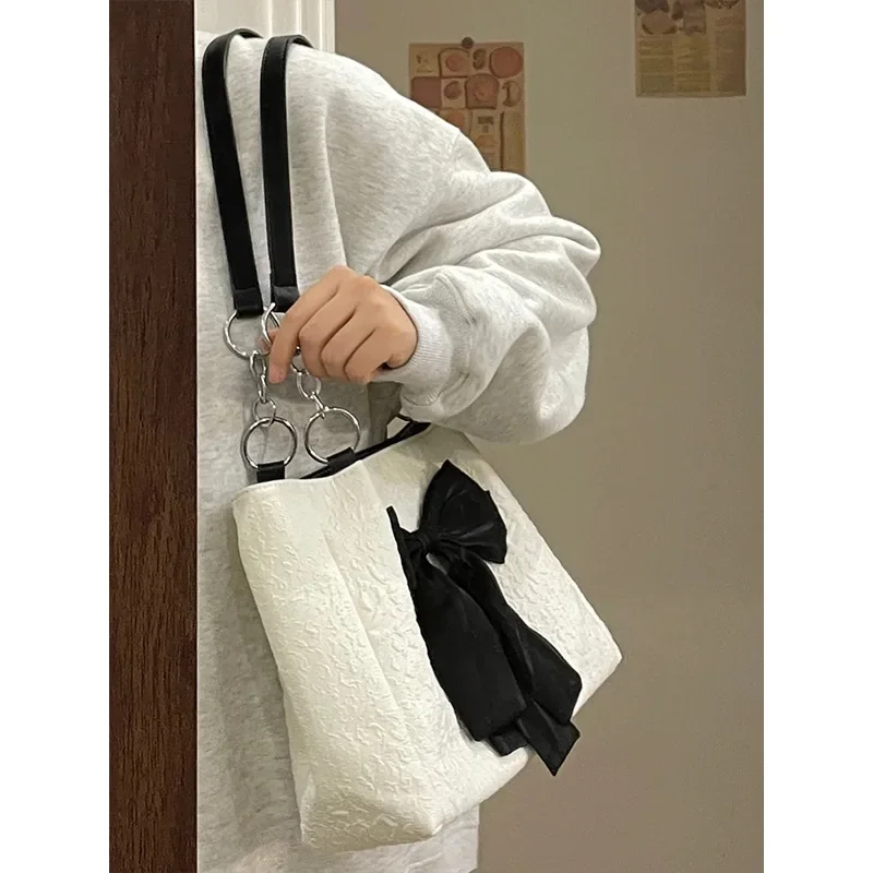 Borsa da ragazza carina borsa a tracolla con fiocco di nicchia in stile coreano autunno e inverno nuova borsa a tracolla di grande capacità estiva