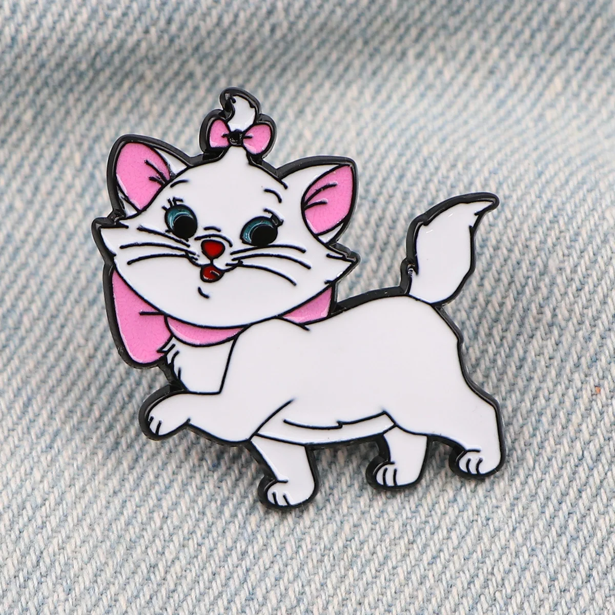 Kawaii Cartoon Enamel Pins Bowtie White Cat Brooches For Women Clothing Backpack Lapel Badges Fashion Jewelry Accessories Gifts