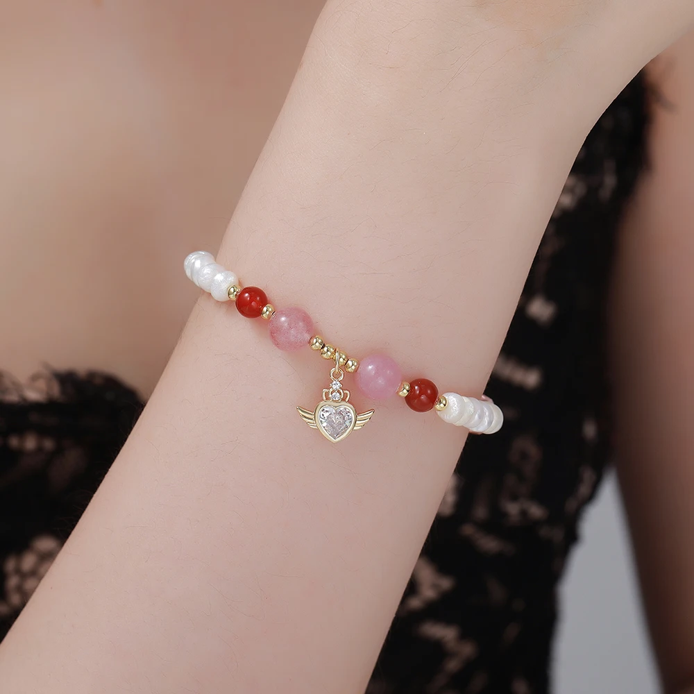 A niche design-style adjustable drawstring clasp bracelet featuring natural freshwater pearls and strawberry quartz.