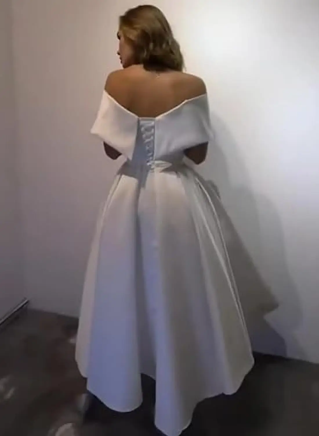 Abiti da sposa da donna con spalle scoperte per la sposa Lunghezza tè Abito da sposa in raso A Line Abito bianco Abito da matrimonio