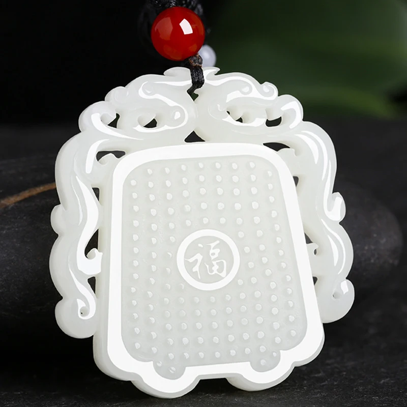 Colgante de jade blanco Hetian con el característico Fu dos, adecuado tanto para hombres como para mujeres, moderno y versátil.