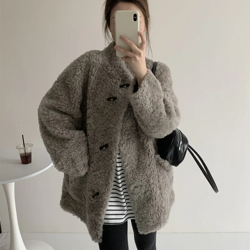 Nuovo cappotto di pelliccia integrato in pelliccia di pecora da donna dal design medio-lungo con fibbia in corno di mucca