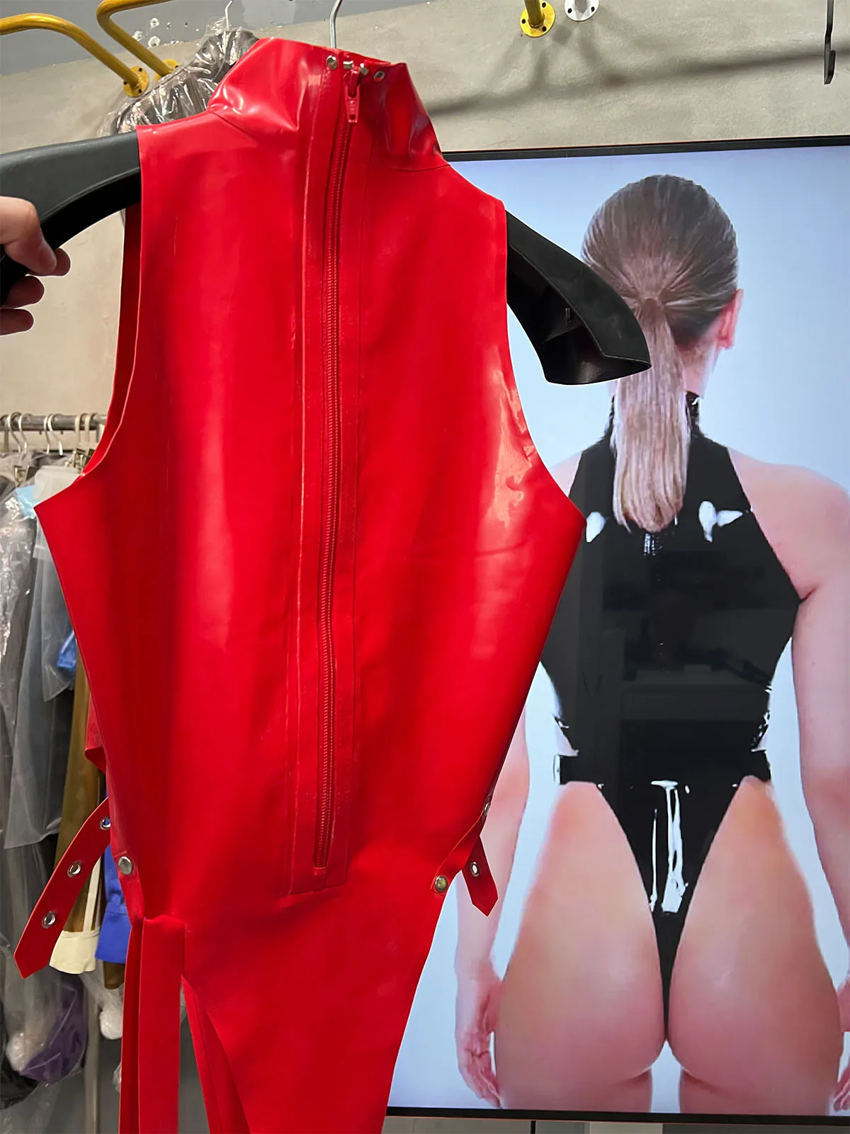 Leuchtend rotes, glänzendes, ärmelloses Top mit hohem Kragen, seitlichen Reißverschlussknöpfen, Cosplay-Kostüm für Bühnenauftritte.
