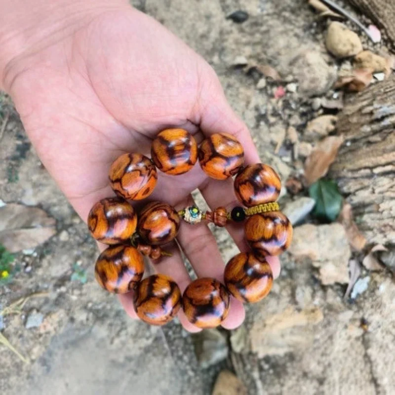 

Браслет из бусин Будды Hainan Jiangxiang Sea Huanghuali 2,5 мм с желтой основой, узором «Призрачное лицо» и рисунком «от глаз до глаз», и узором «Кле»