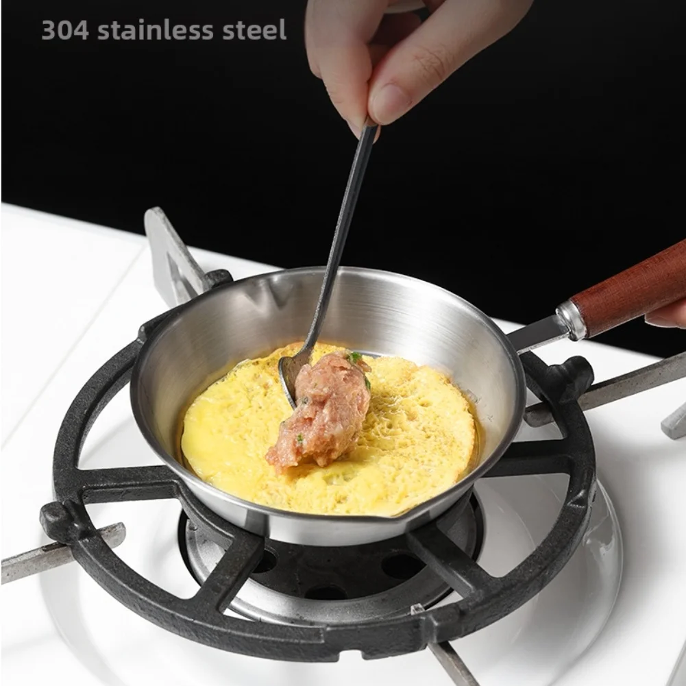 مقلاة من الفولاذ المقاوم للصدأ 304 بتصميم سلس ومقبض خشبي مقاوم للحرارة لسهولة المناورة والتنظيف