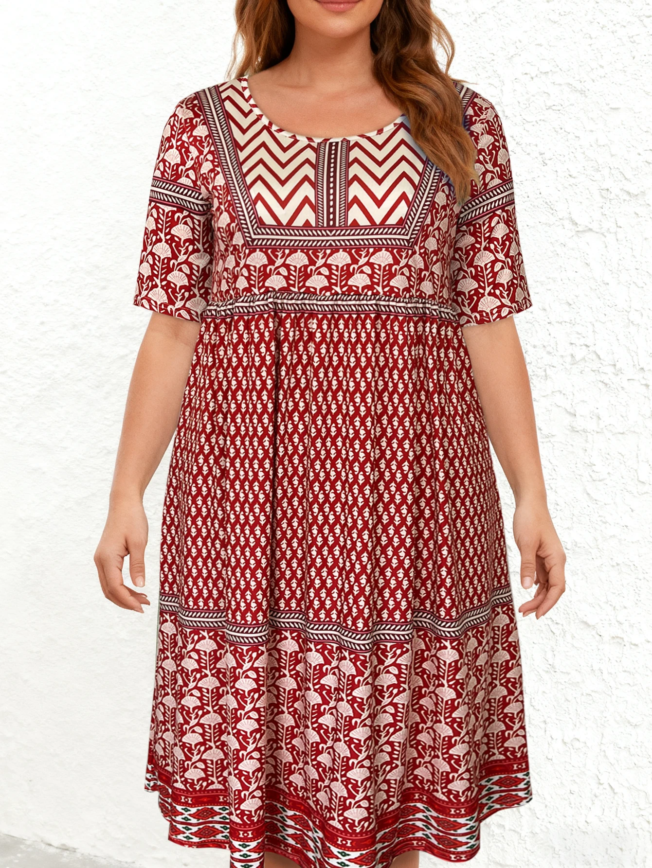 Rotes Midikleid mit ethnischem Print in Übergröße, sommerliches, lässiges, kurzärmliges, lockeres Sommerkleid mit Rundhalsausschnitt und Seitentaschen – Detail 2