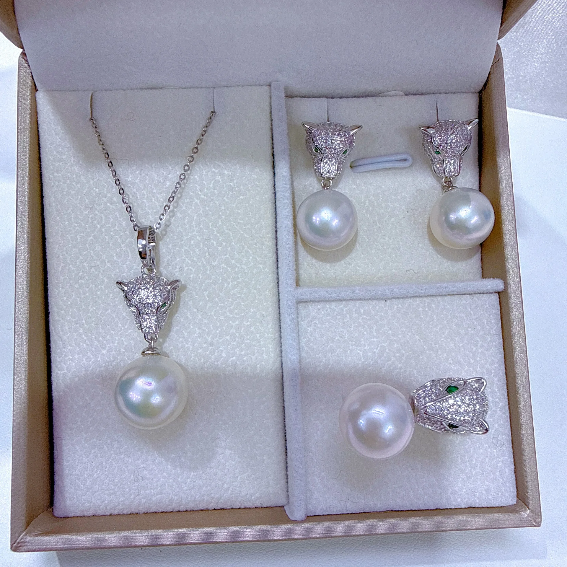 

Комплект украшений из натурального жемчуга: серьги, кулон и кольцо (925 пробы), 11-12 мм, с идеально подходящим жемчугом.