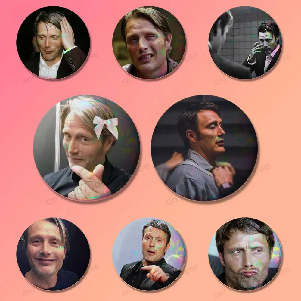 

Funny M-Mads M-Mikkelsen Round Cosplay Pin Bag Decor Fans Collect Friends Gifts Brooch Souvenir Badges 25 32 44 58 75 mm