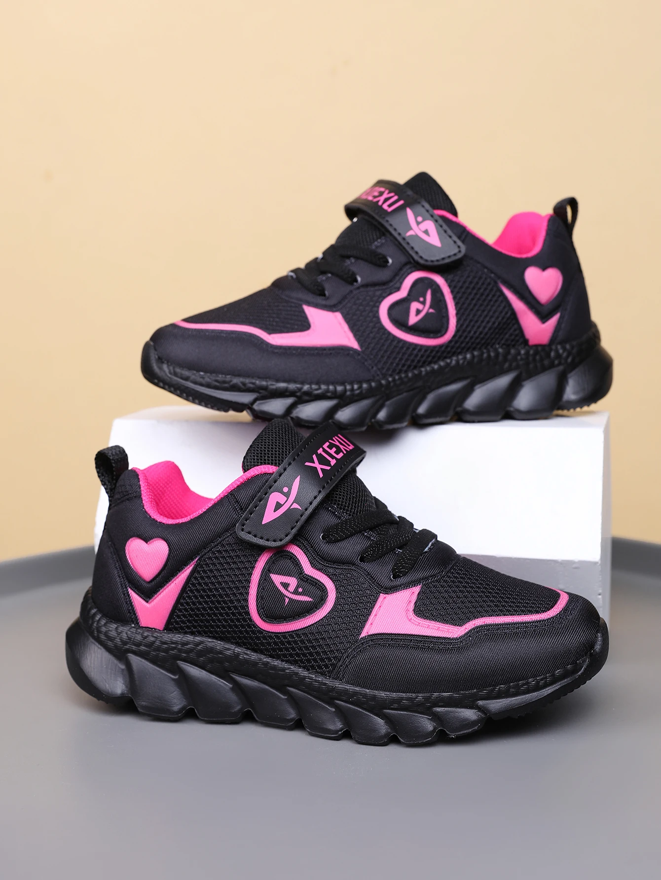 

Breathable mesh outdoor running shoes for fashionable girls, suitable for daily wear and commuting