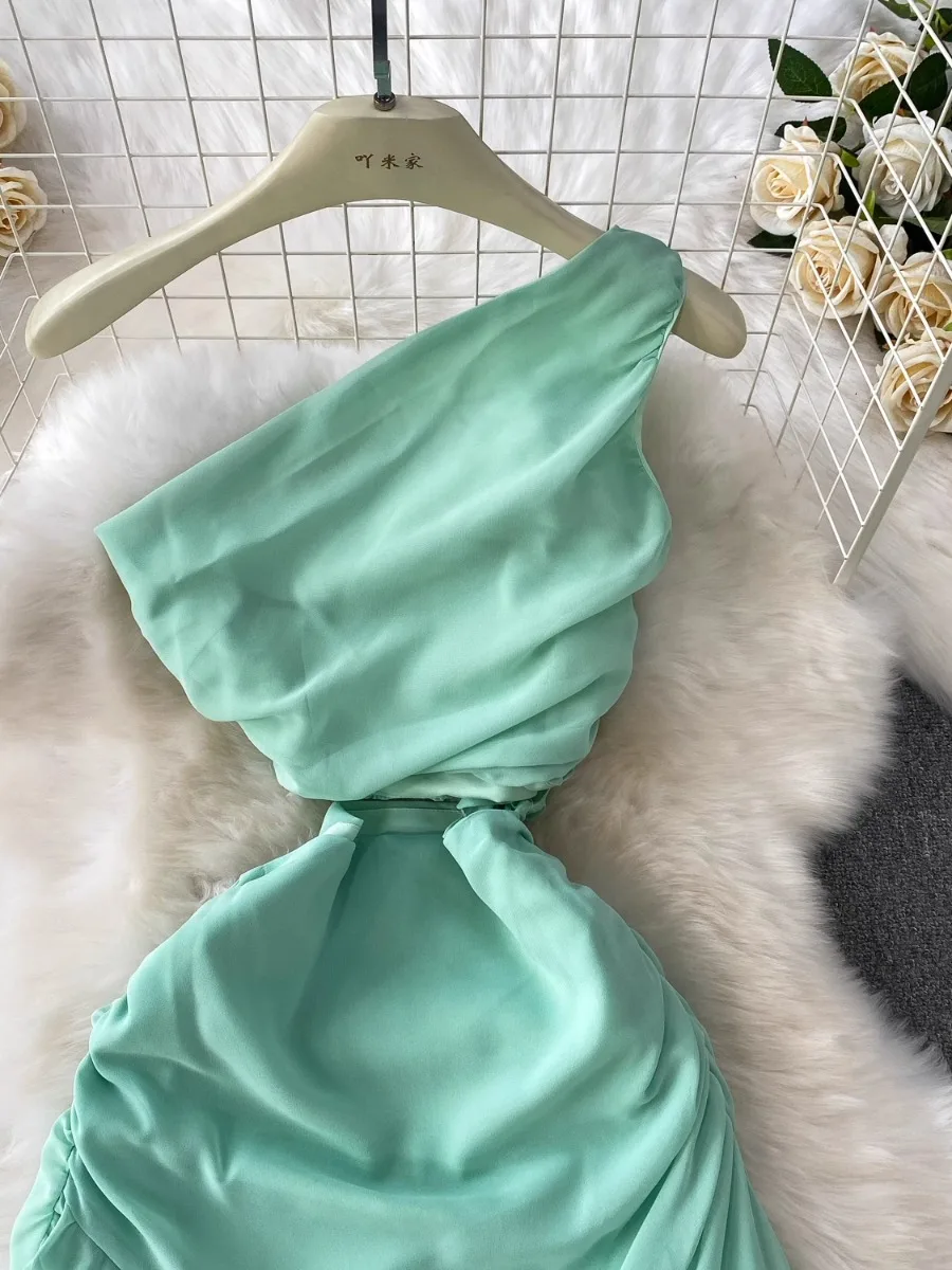 Foamlina エレガントシックな非対称ネックライトグリーンホリデードレス女性休暇カットアウトウエストホールプリーツ不規則なマキシドレス