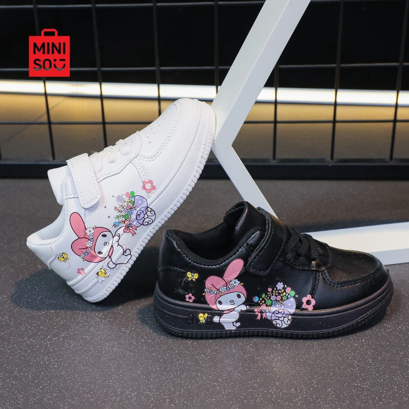 أحذية رياضية للفتيات من Miniso 2025، أحذية منصة بيضاء بحزام فيلكرو لملابس كاجوال كرتونية للأطفال الكبار