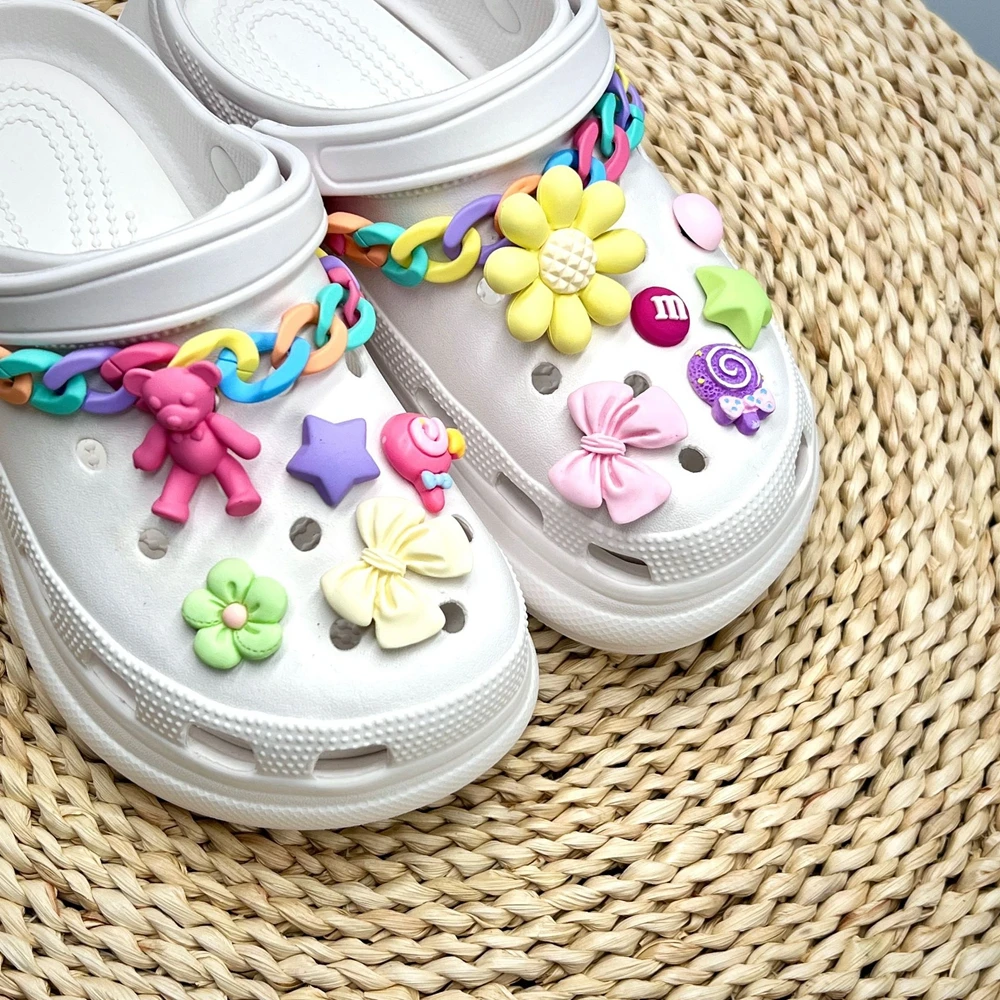 Un juego de cadenas de zapatos de Color acrílico, hebilla de zapato Crocs con Oso de flores, materiales acrílicos de bricolaje, accesorios de Color