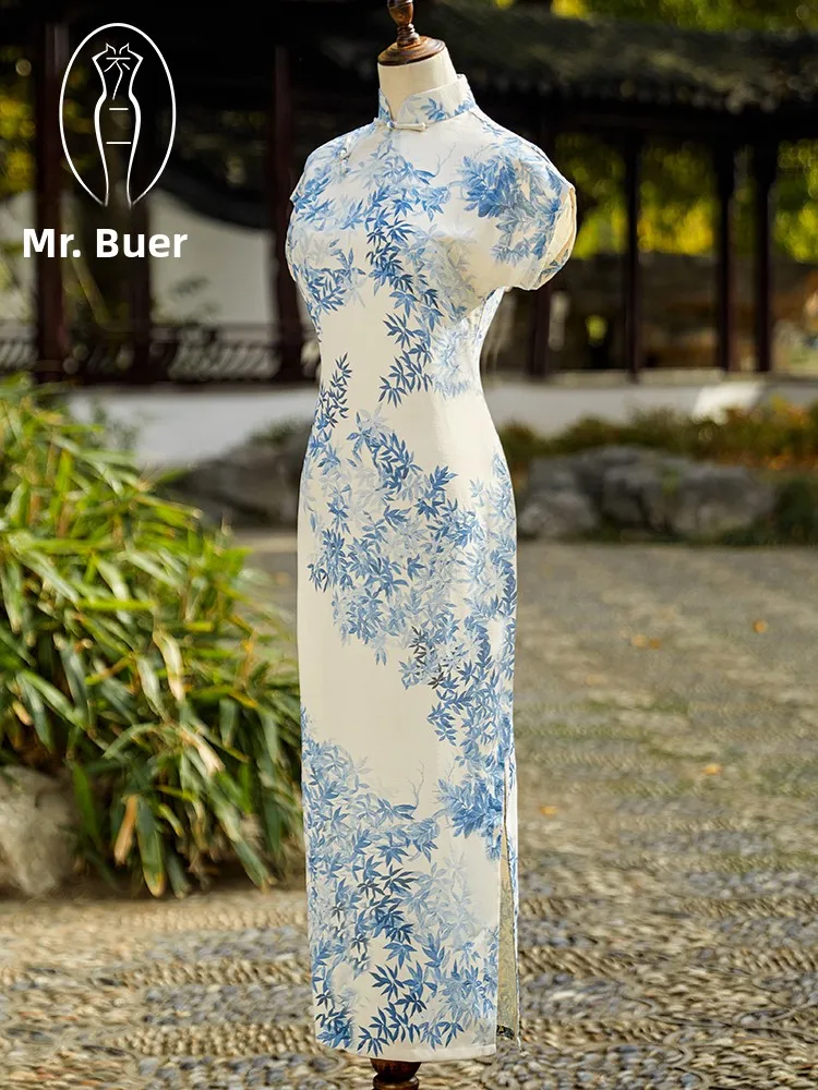 

Элегантное вечернее платье-ципао сине-белого цвета с принтом под фарфор, приталенное, из полиэстера, с низким разрезом