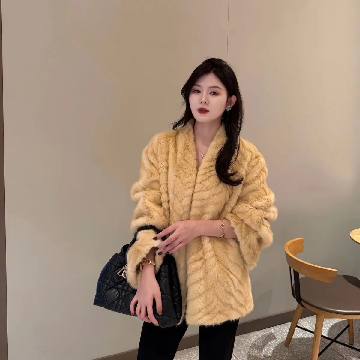 Abrigo de piel sintética de visón para mujer, cuello en V de temperamento femenino, prendas de vestir holgadas, Top informal de Color puro, integrado, protección del medio ambiente