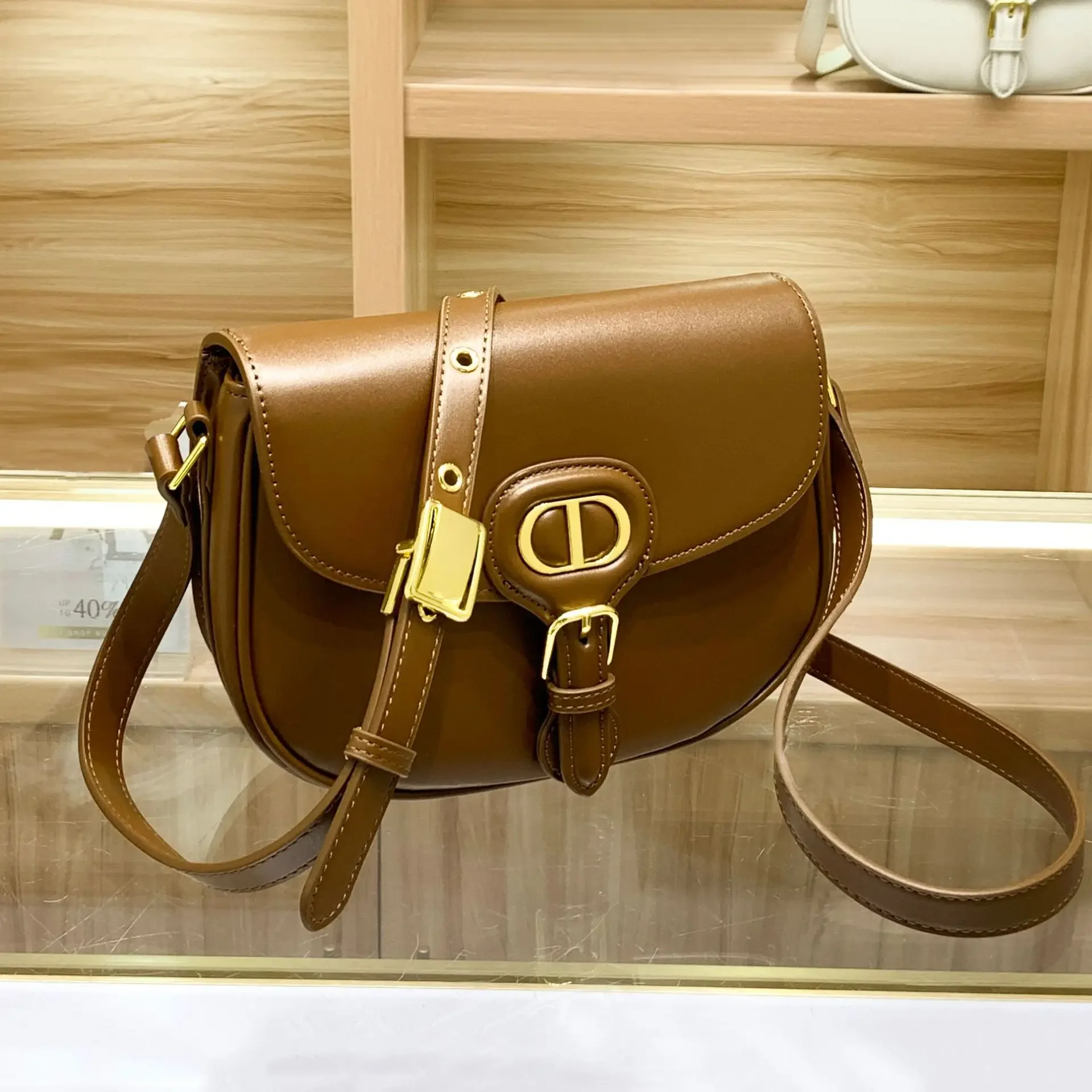

Elegant High-End Clutch Bag with Vintage Flair and Designer Letter Logo Womens Fashion Essential