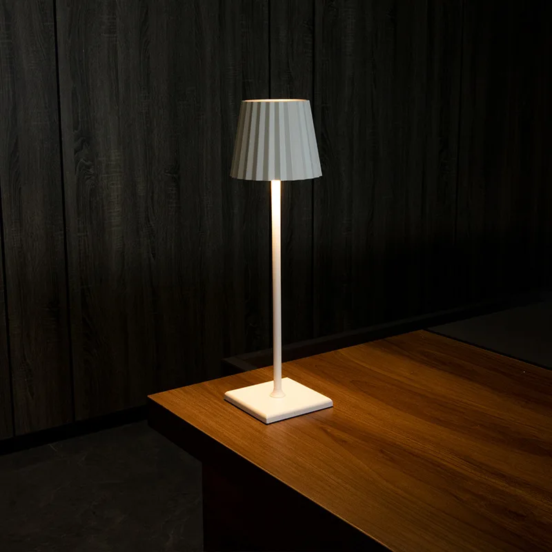 Lampada da tavolo decorativa da Bar lampada da tavolo Touch per camera da letto lampada da tavolo per ristorante e caffè all'ingrosso