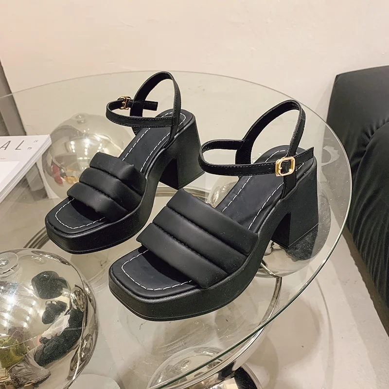 Zuecos de verano con tacón exterior, sandalias, venta de zapatos de mujer, moda gruesa, nuevo bloque, zapatillas deslizantes para niñas, 2024