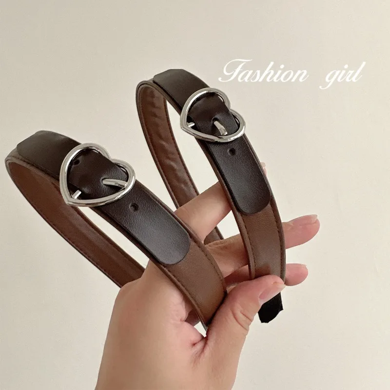 

Милая стильная коричневая повязка на голову с кожаной пряжкой в форме сердца для девочек, в корейском стиле, универсальная, для улицы, аксессуар для волос