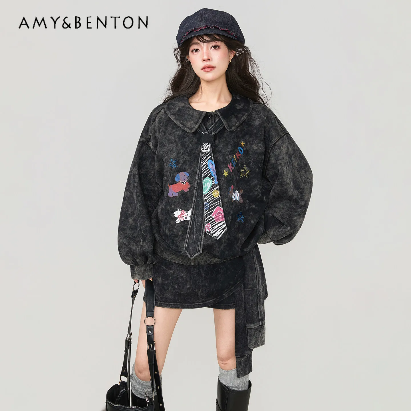 

Новая женская толстовка в американском стиле с граффити-принтом и воротником-стойкой, а также черная облегающая юбка с высокой талией и асимметричным подолом для весны и лета