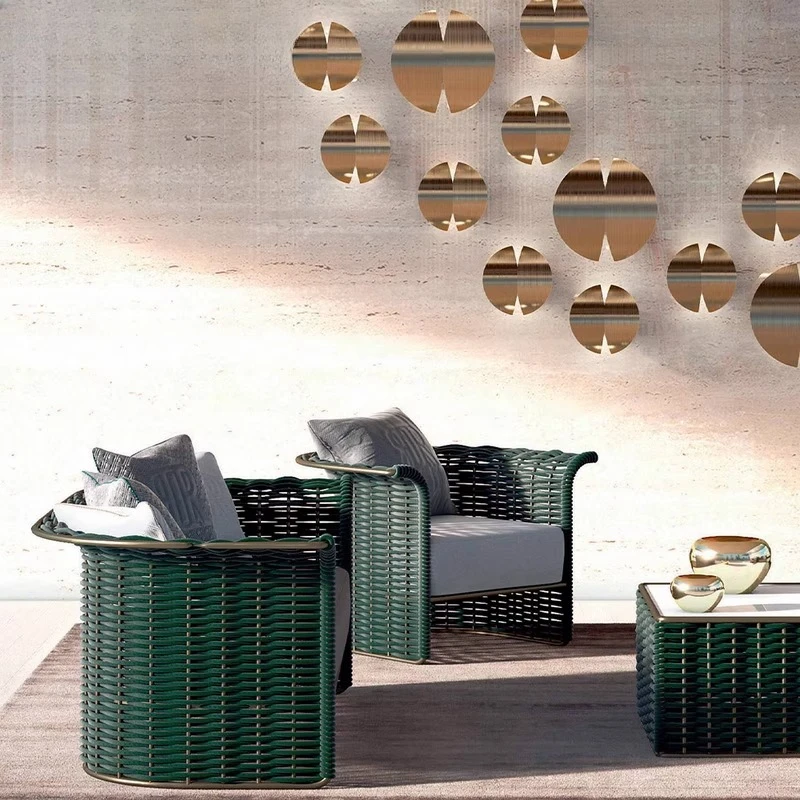 مجموعة طاولة وكرسي من الروطان في الفناء الخارجي، شرفة كلاسيكية، شارع تجاري