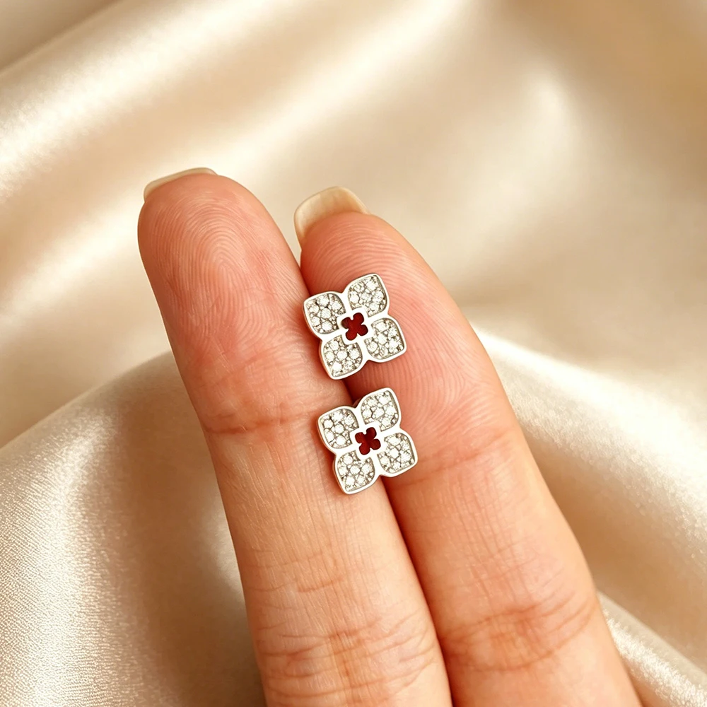 EWYA Clover Shape Full 1mm Moi - Diamond Stud Earrings recension och pris