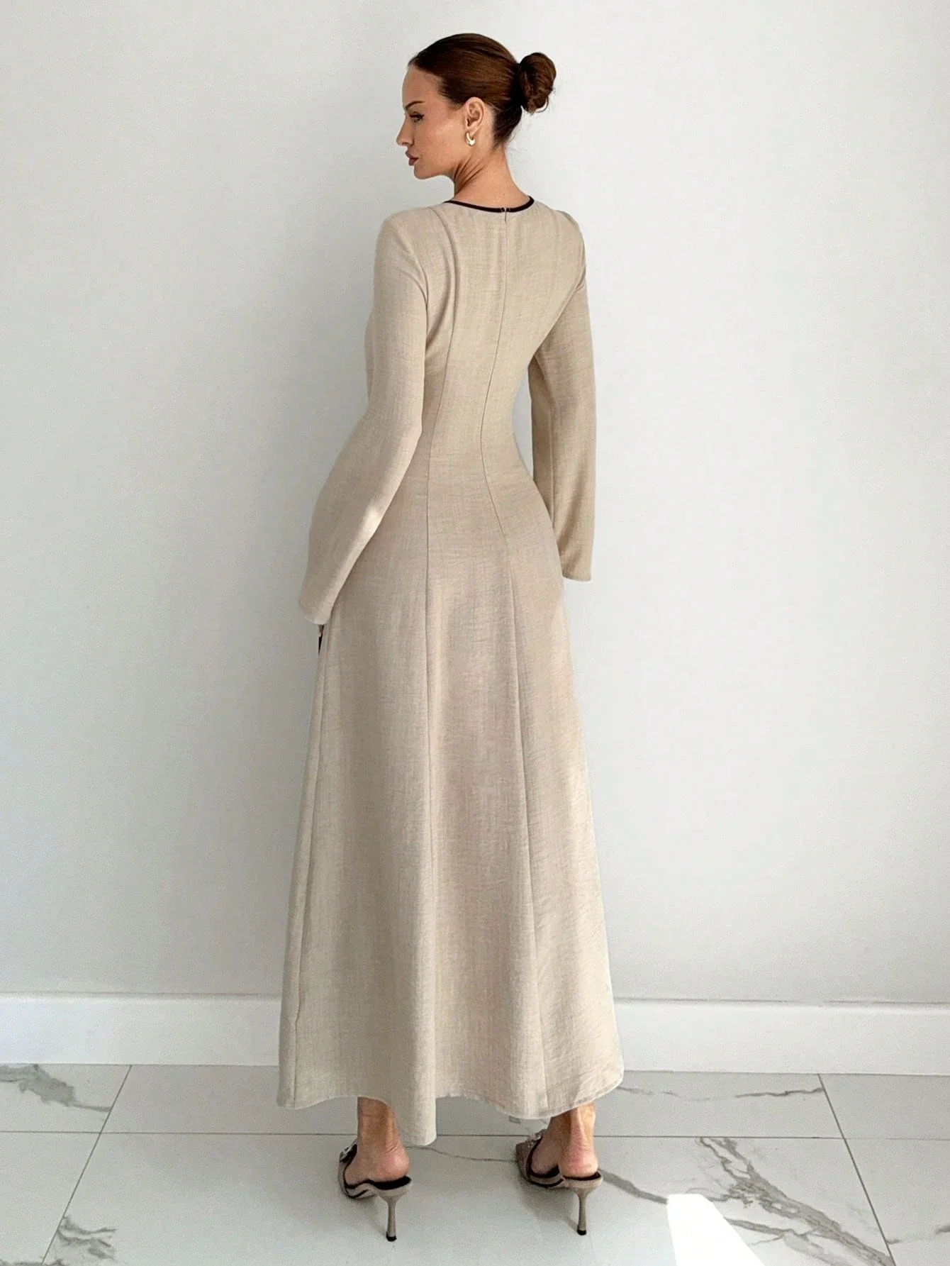 

Элегантное льняное платье А-силуэта с контрастными черными полосками для женщин