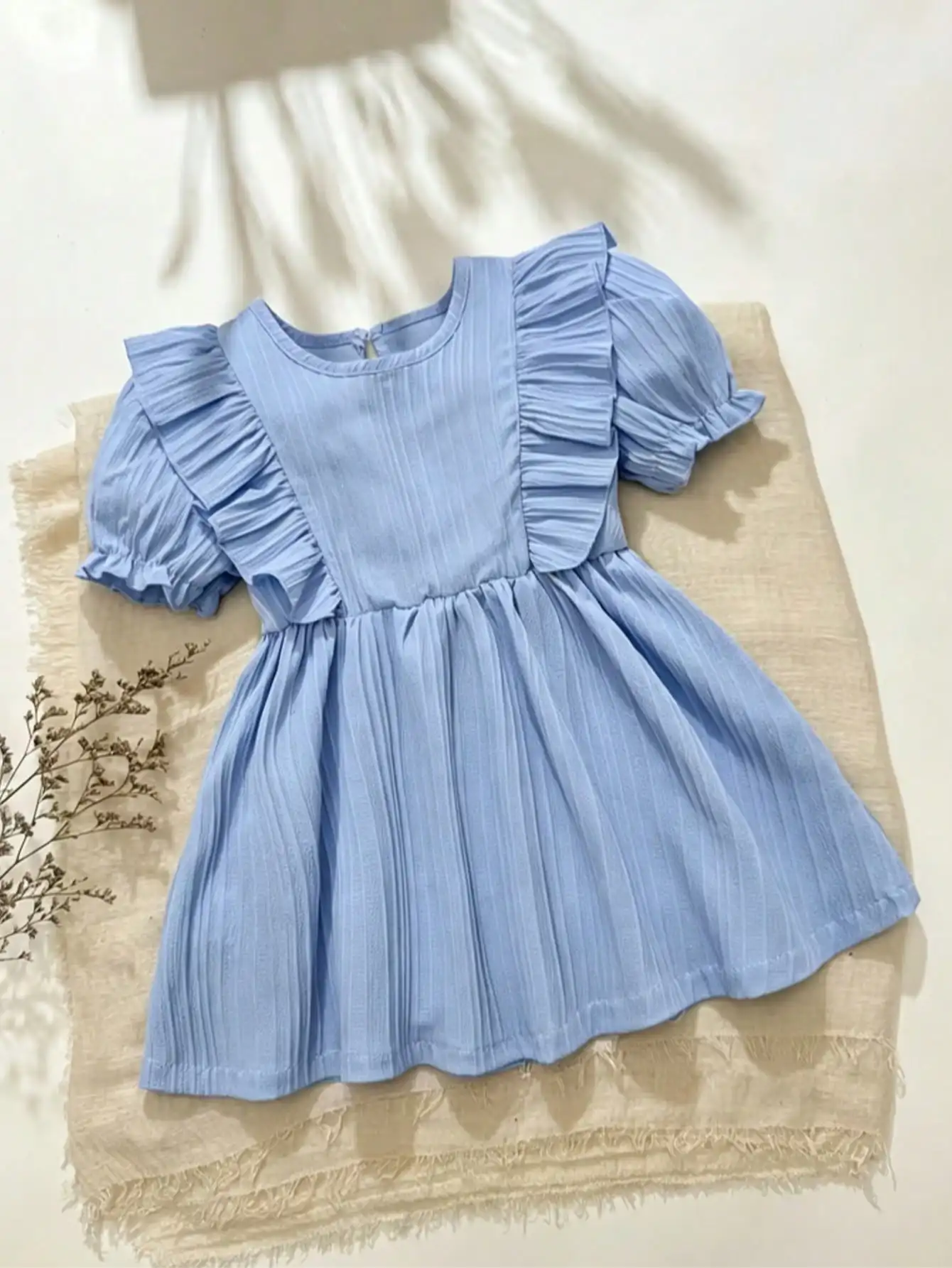 Kinderkleid mit Rüschen, Rundhalsausschnitt, kurzen Ärmeln, tailliertem Schnitt und mittellangem Rock für Babys und Kleinkinder. – Detail 3