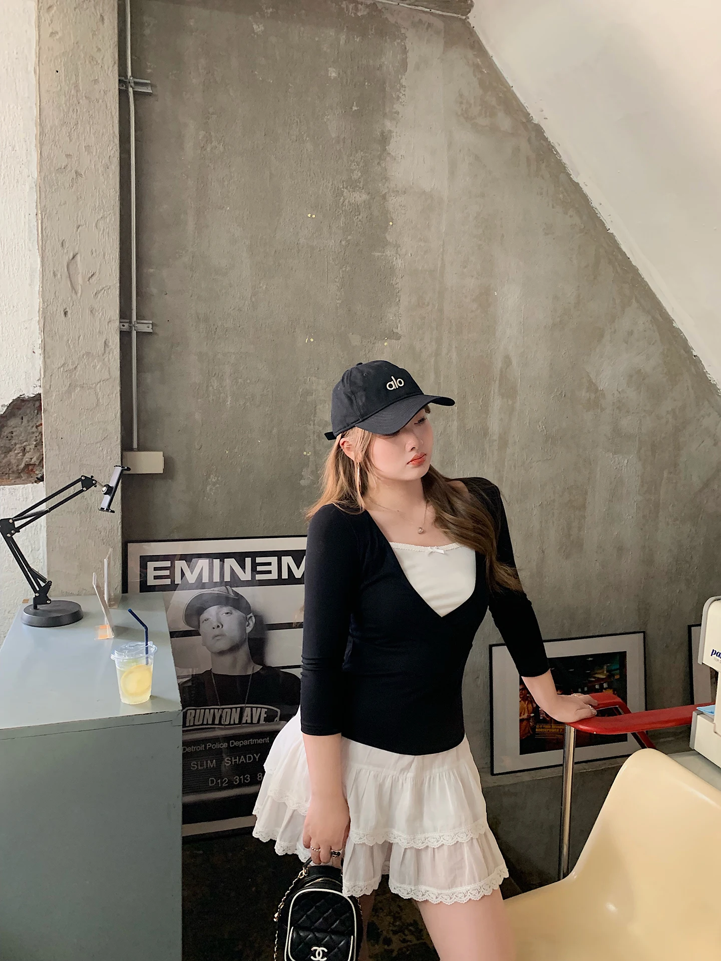 

Женская облегающая футболка с длинным рукавом и кружевной отделкой, повседневная, с V-образным вырезом, стандартный крой, осенне-весенняя мода