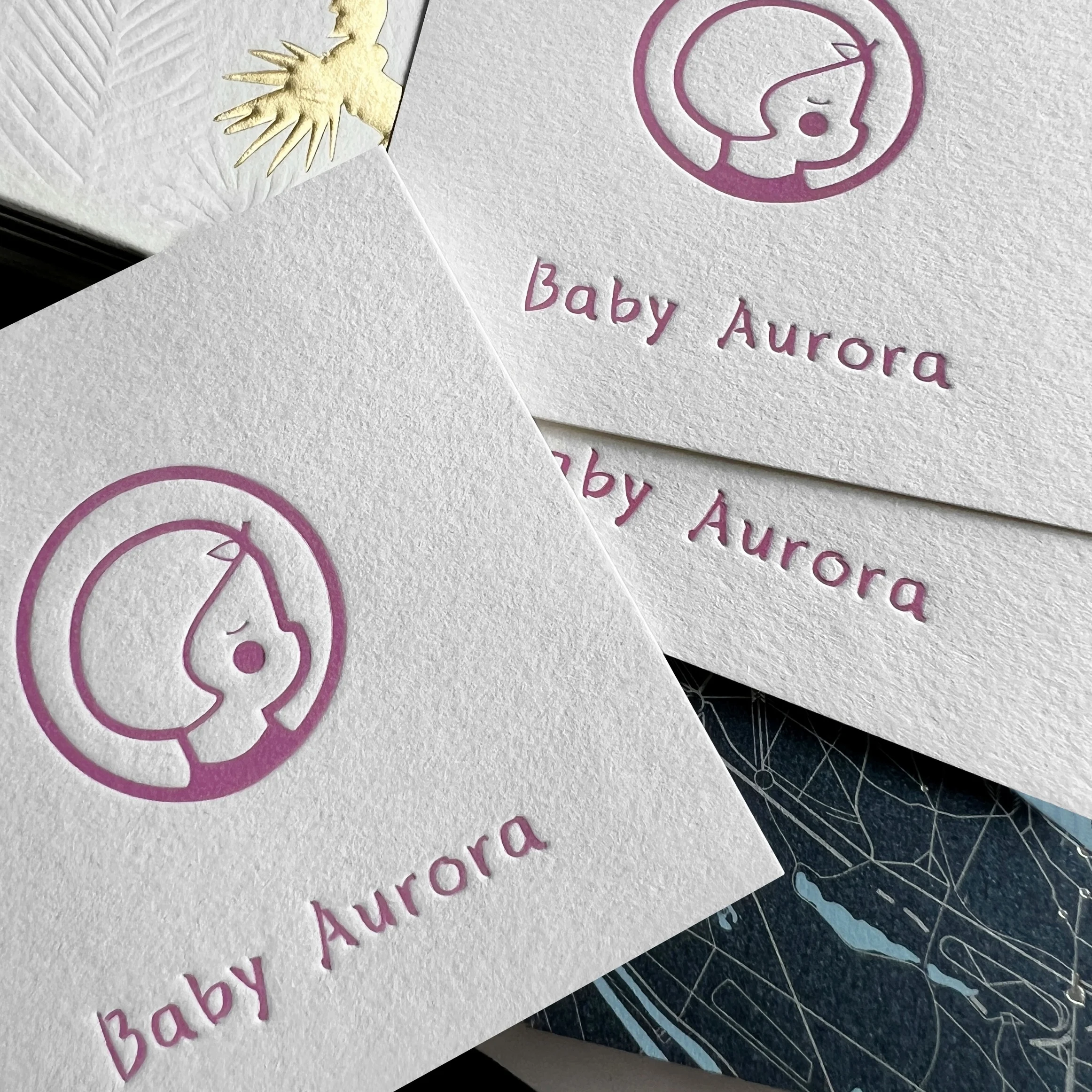 Cartões de papel texutre branco personalizados com logotipo em relevo impresso cartões de visita de espessura de 600gsm