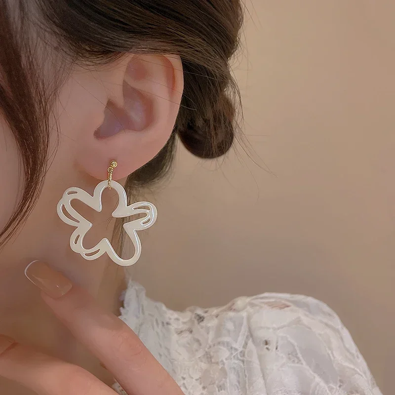 Korean Acrylic Cutout White Flower Drop Earrings for Women 2022 New Trendy Sweet Cute Earrings Party Jewelry Accessories