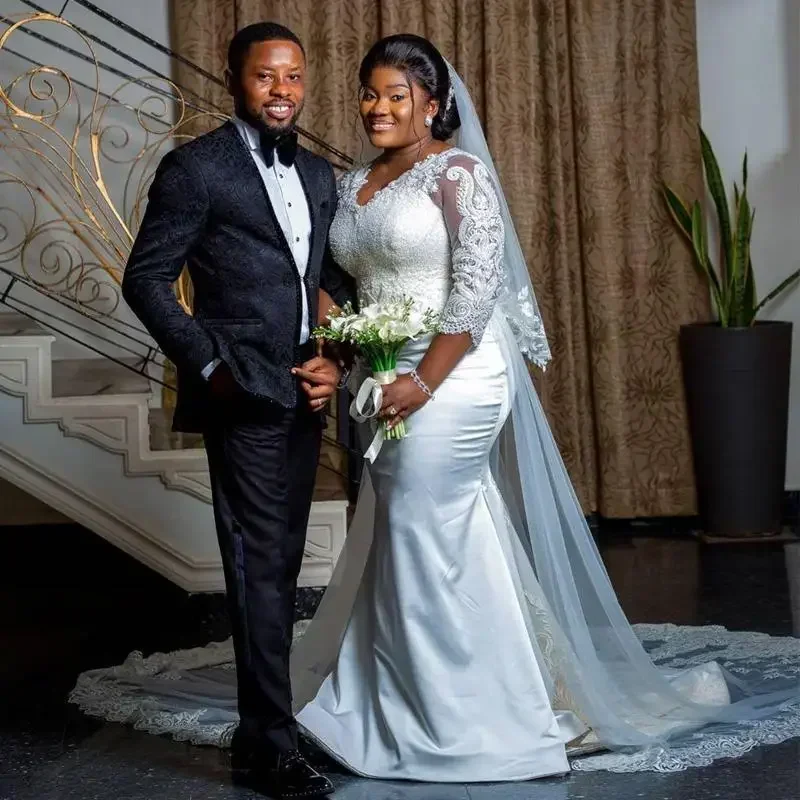 Maßgeschneiderte afrikanische weiße Meerjungfrau mit V-Ausschnitt, Plus-Size-Brautkleider, Applikationen, Spitze, Perlen, langes Hochzeitskleid