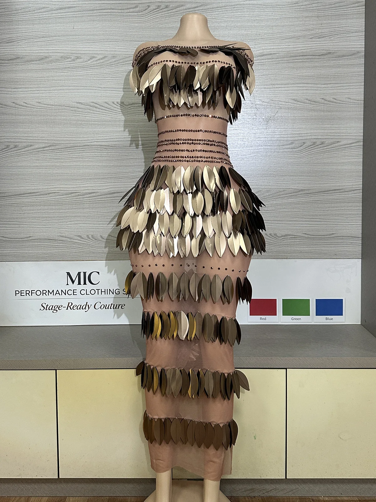 robe-longue-pour-femme-en-plastique-bronze-a-franges-en-forme-de-feuilles-epaules-denudees-en-maille-transparente-costume-de-scene-luxueux-pour-showgirl-et-burlesque