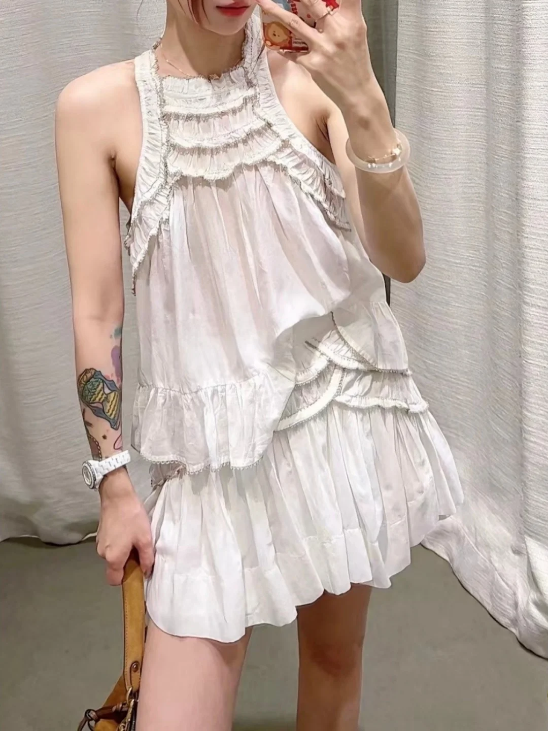 

Комплект: Женский укороченный жилет с воротником-стойкой и цветочным узором, а также юбка А-силуэта из чистого хлопка. Весна 2026.