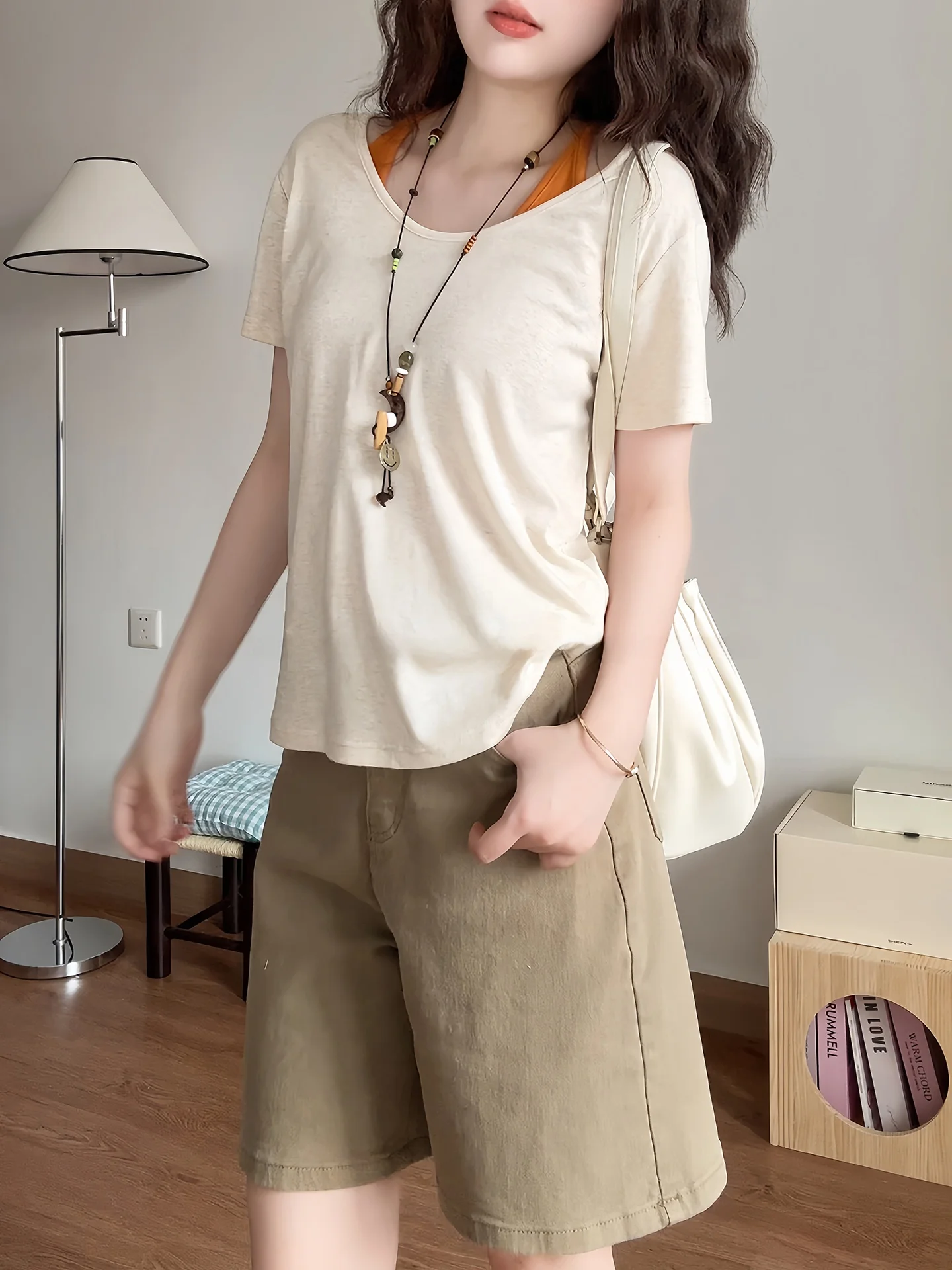 

Легкий летний комплект из двух предметов: трикотажная футболка с коротким рукавом и жилет, женский, комфортный, свободного кроя, с низкой насыщенностью цвета