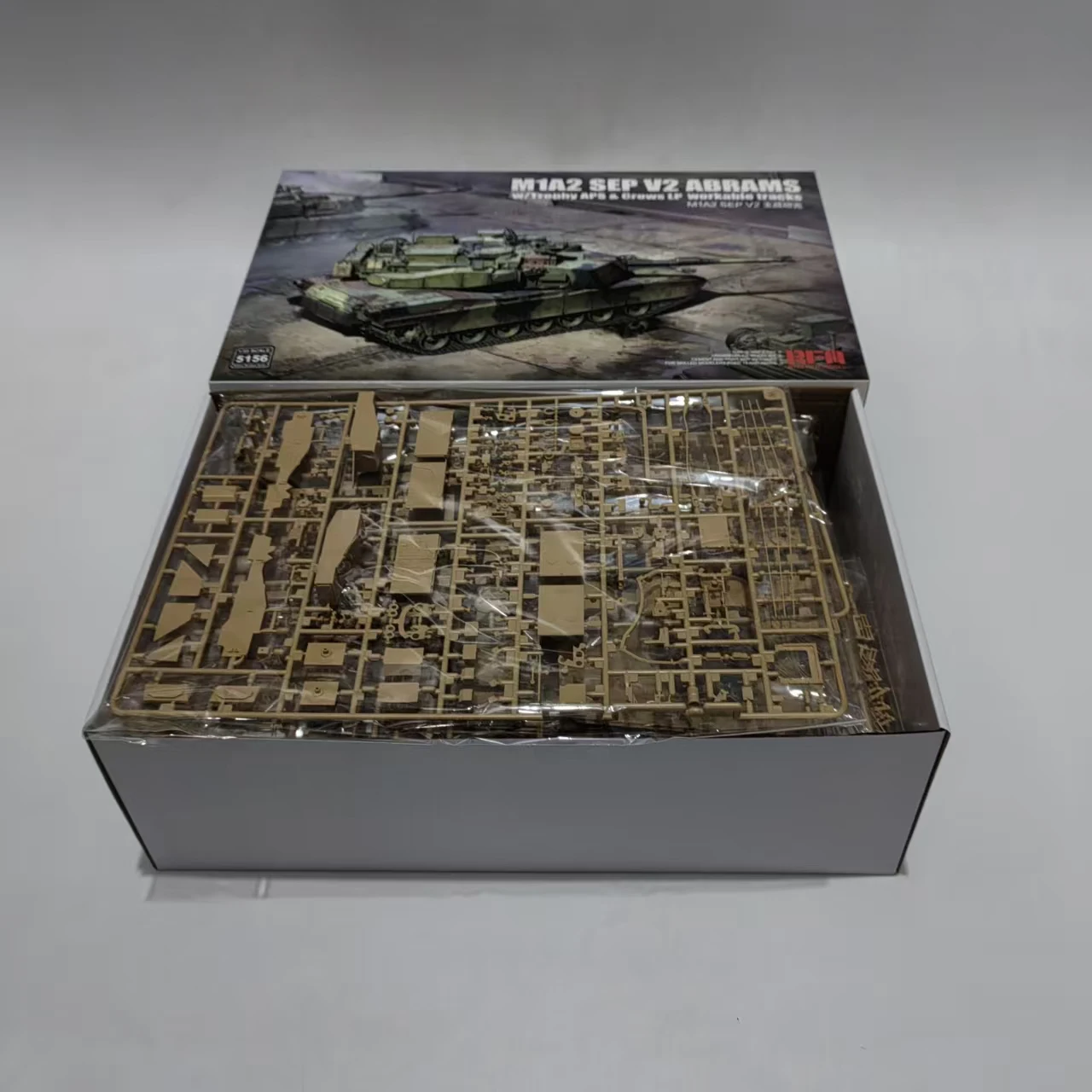 Kit de Modelo de Tanque RYE FIELD 5156 1/35 M1A2 SEP V2 ABRAMS com Troféu APS e Crows LP, Trilhos Funcionais